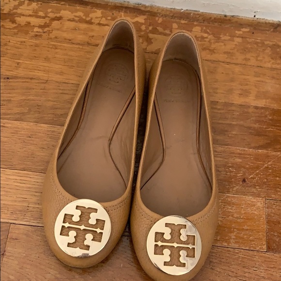 closed in flat shoes